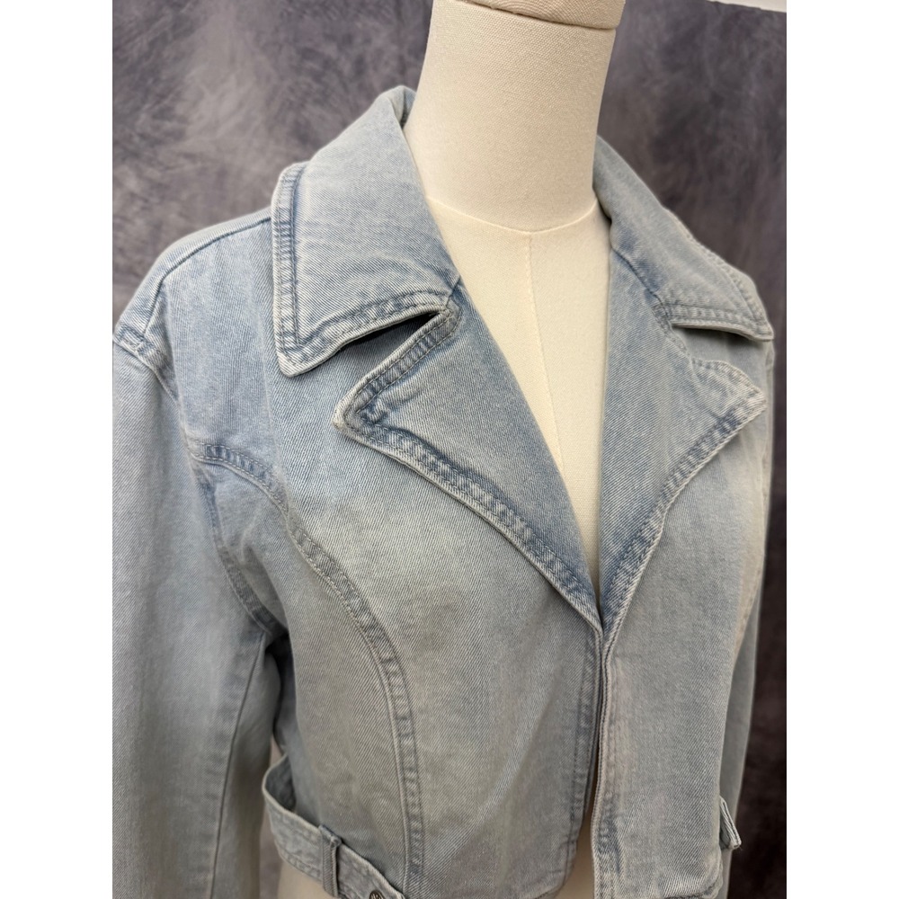 Madden NYC Womens Light Wash Cropped Denim Jacket Blue Small Cool Girl Timeless - Picture 1 of 10